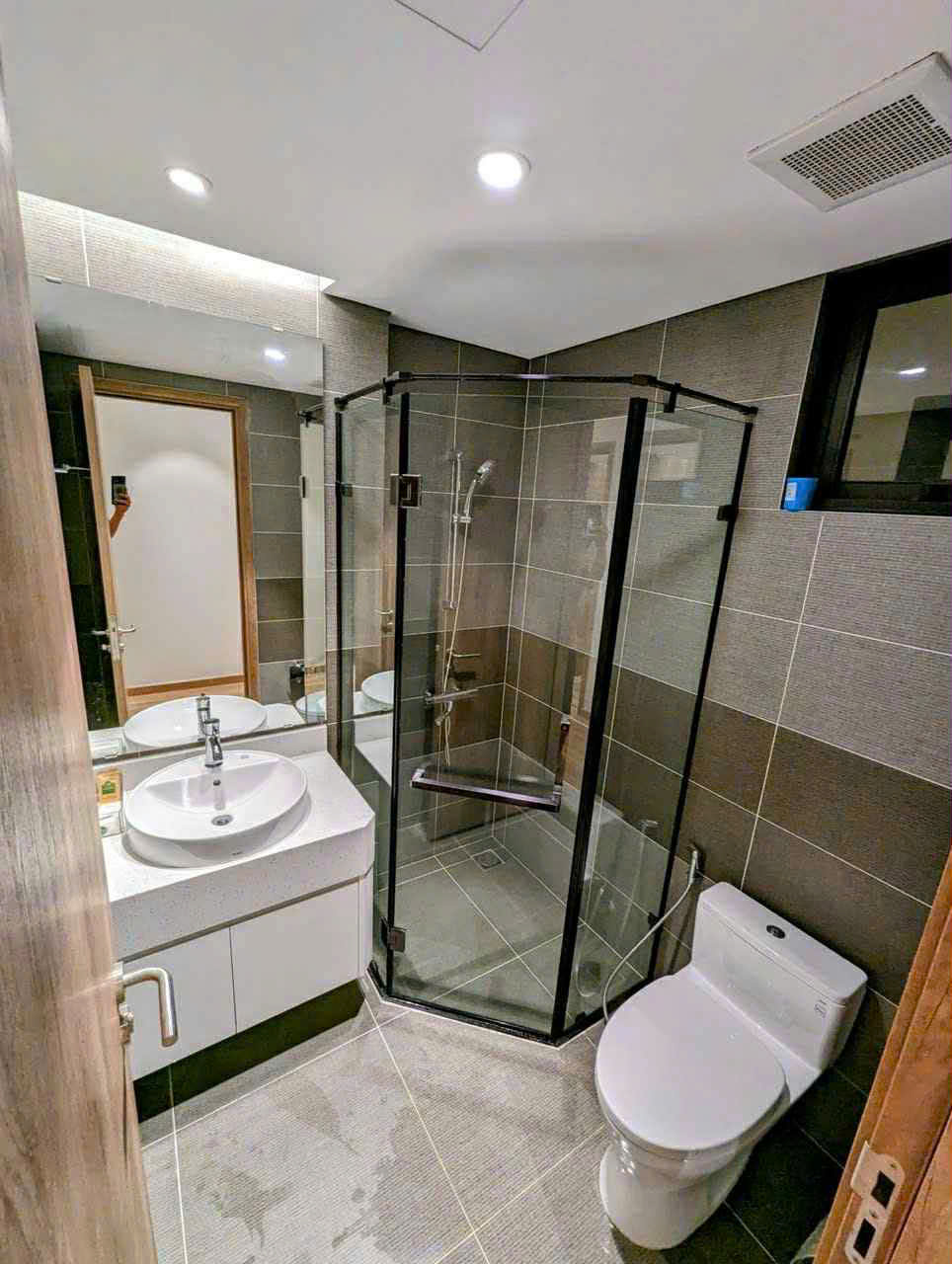 Cozy 3 bedrooms apartment in Landmark 1 buiding high floor 9