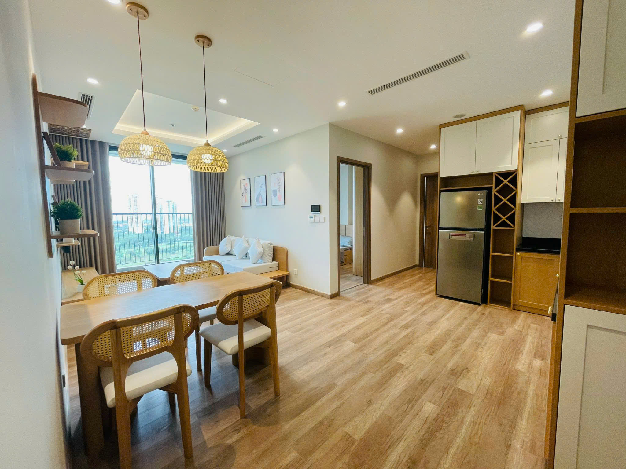 Lake view 2 bedrooms apartment in Landmark 1 Ecopark 1