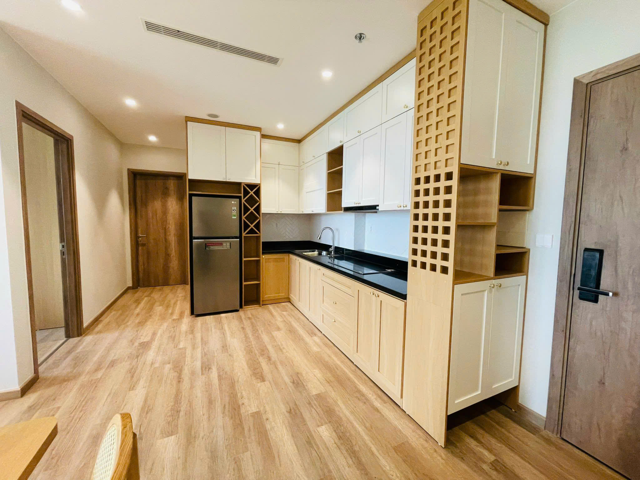 Lake view 2 bedrooms apartment in Landmark 1 Ecopark 3