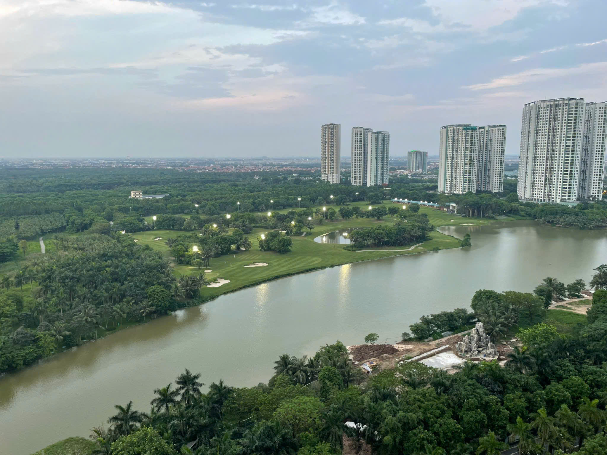 Lake view 2 bedrooms apartment in Landmark 1 Ecopark 4