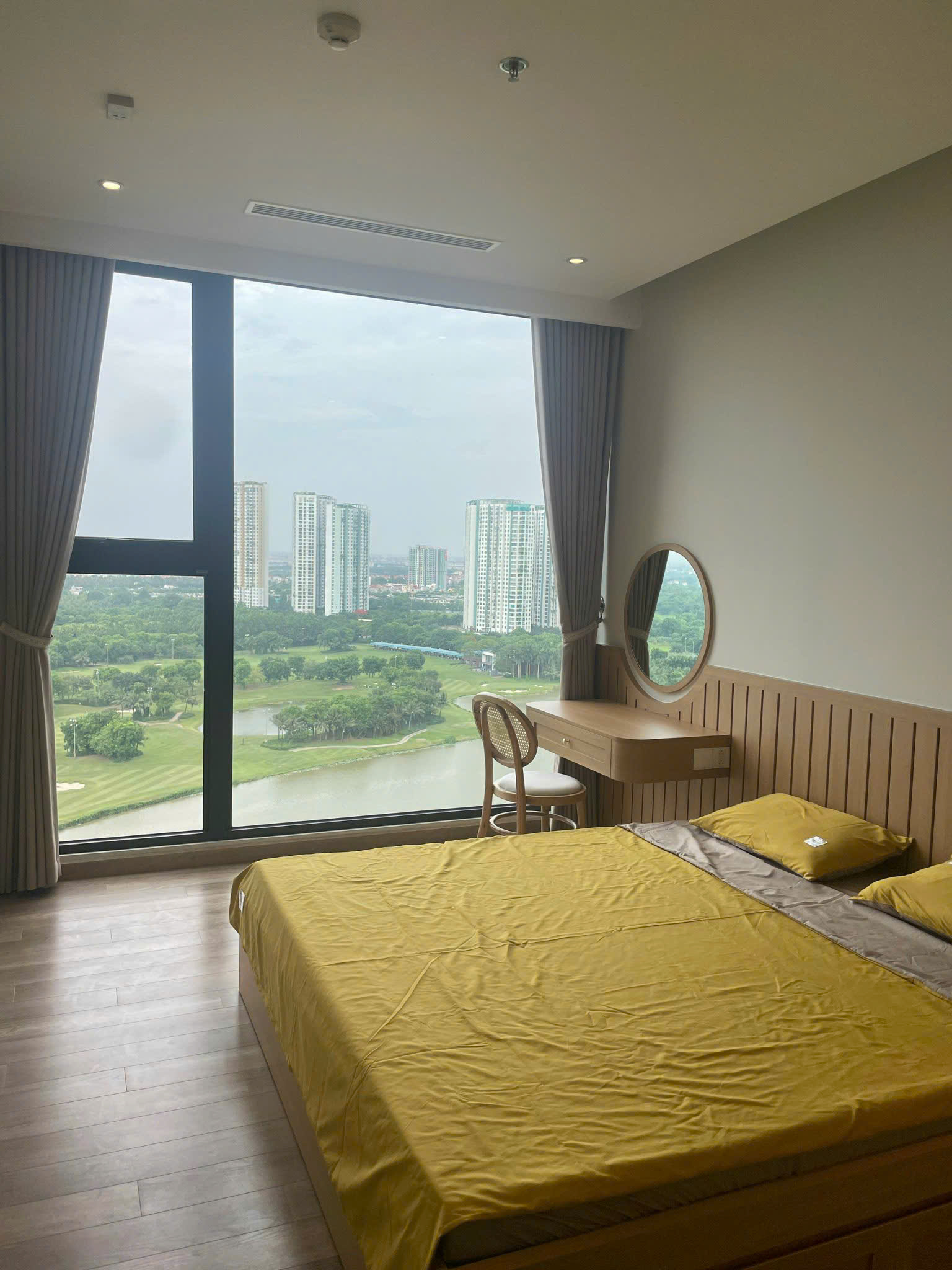 Lake view 2 bedrooms apartment in Landmark 1 Ecopark 8
