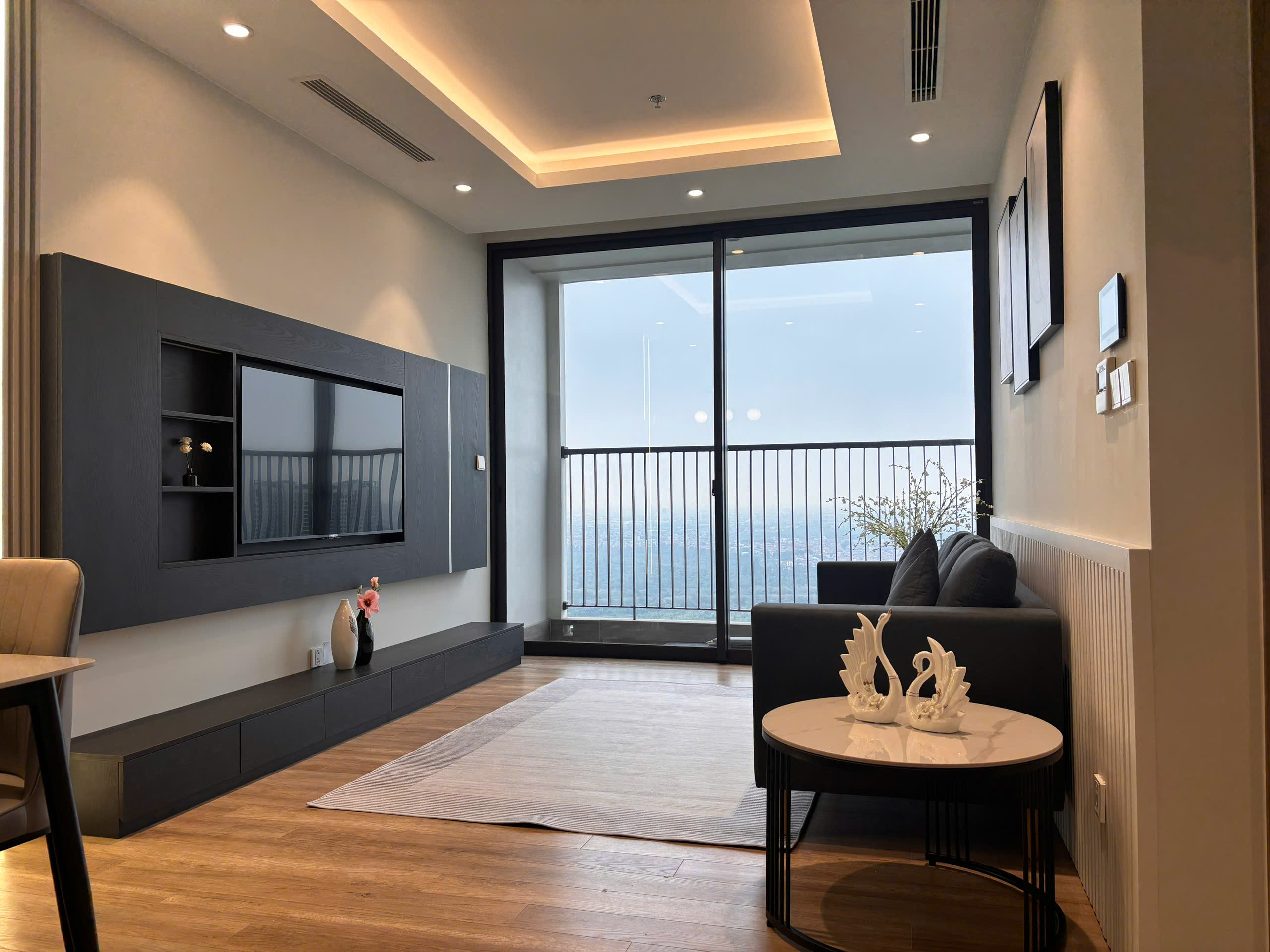 2 bedrooms large apartment in Landmark Tower Ecopark
