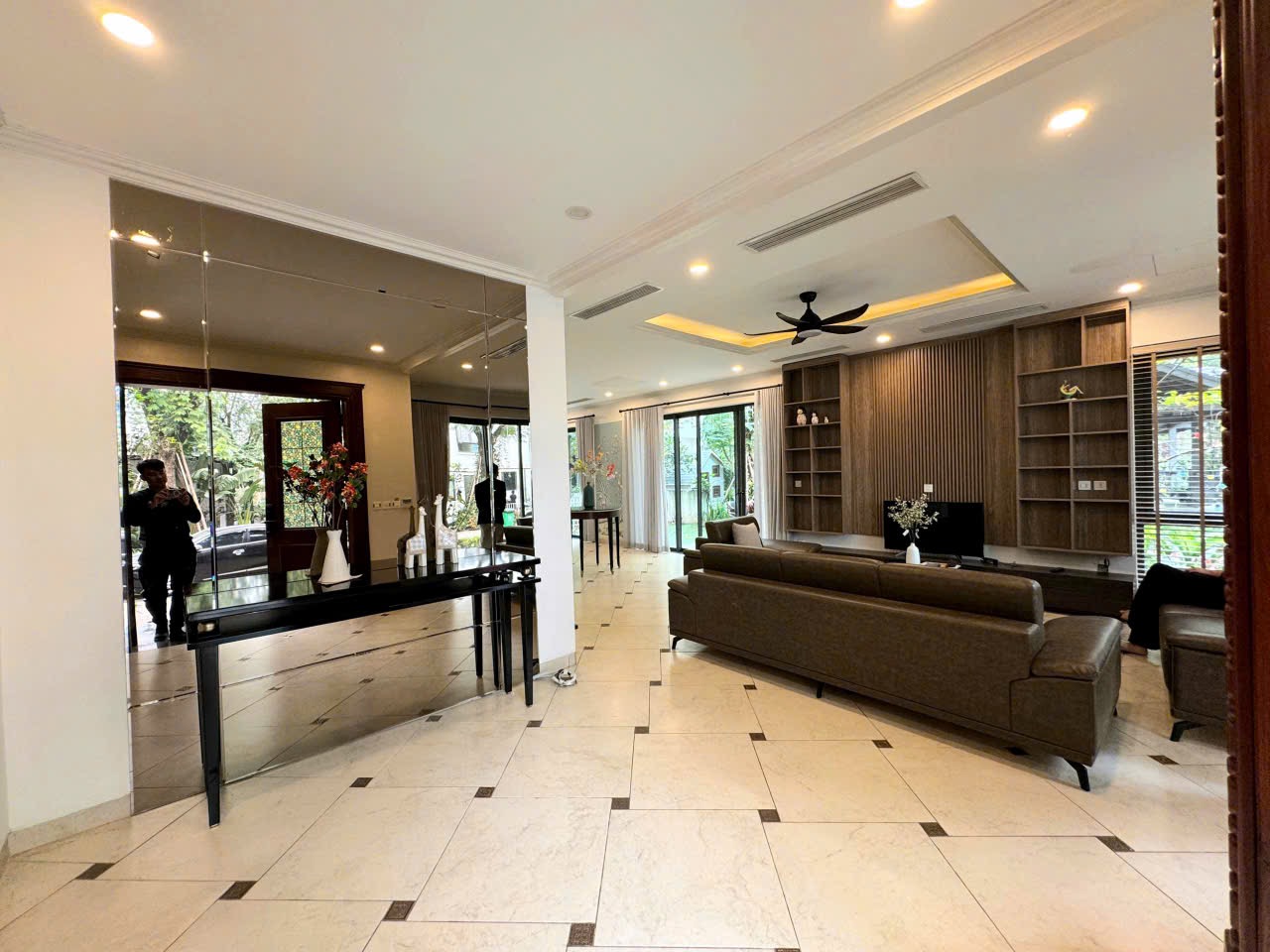 Spacious 5-bedrooms villa for rent in Parkriver Ecopark 2