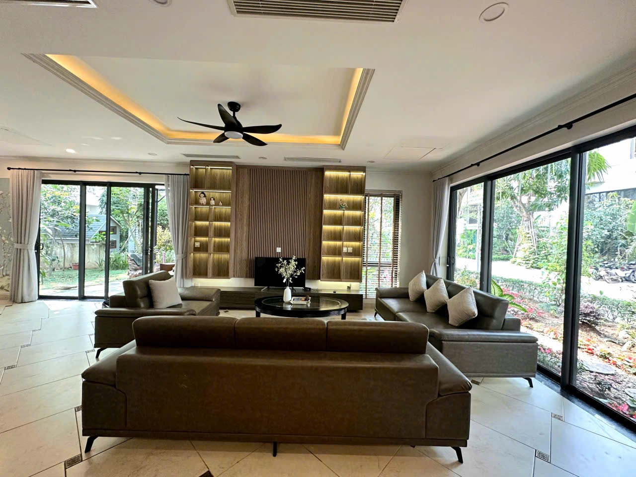 Spacious 5-bedrooms villa for rent in Parkriver Ecopark 3
